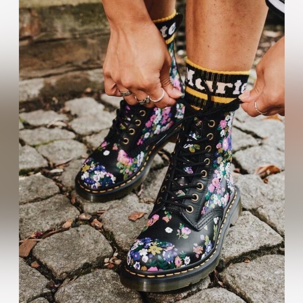NEW • Dr. Martens • Women’s 1460 Vintage Floral Leather Lace Up Boots 6